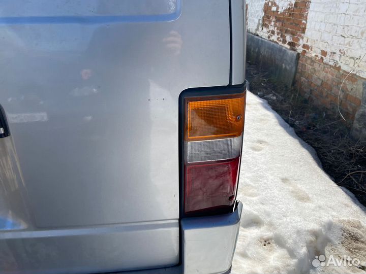 Задние фонари Nissan Homy 4