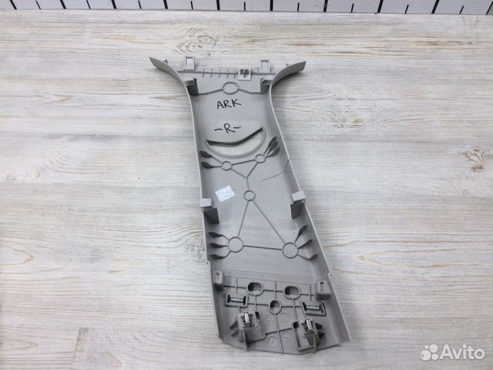 Обшивка стойки средней верхняя правая Renault