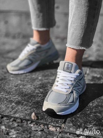 New Balance 990 v4