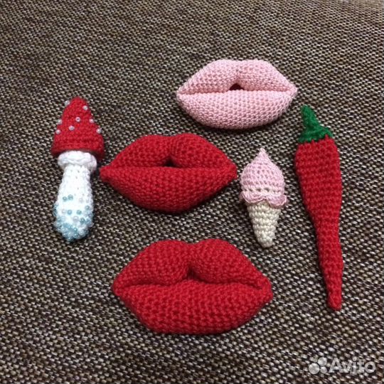 Вязаные броши