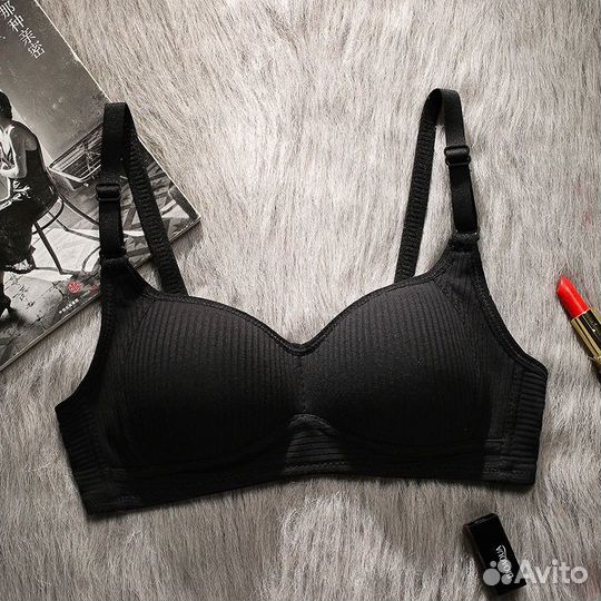 Чёрный бюстгальтер