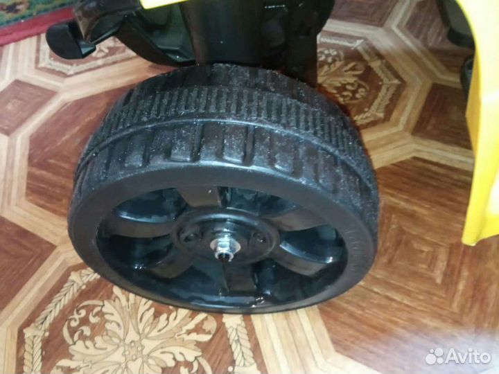 Квадроцикл от 1 года до 5 лет почти новый