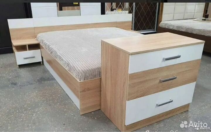 Кровать +2 тумбы +комод 