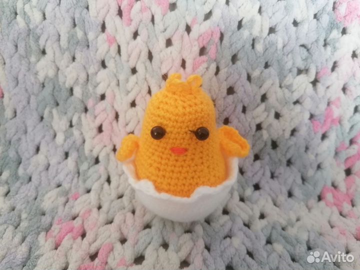 Пасхальный цыпленок в скорлупе