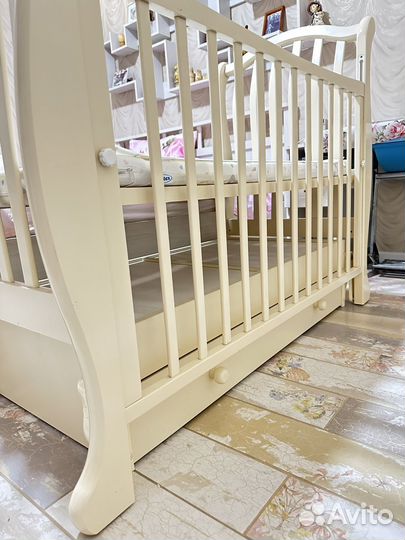 Детская кроватка с маятником и ящиком