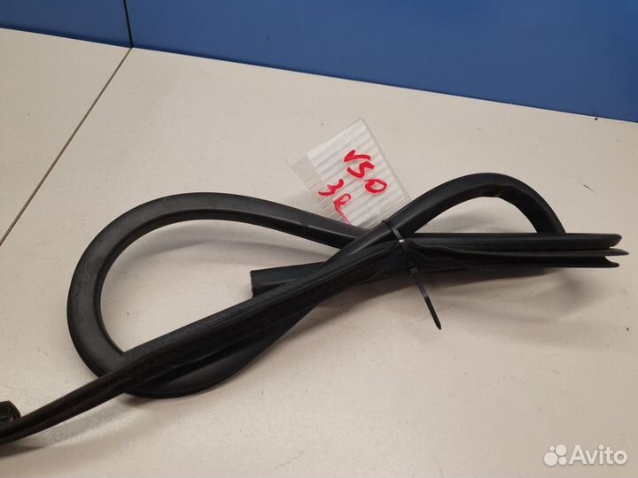 Уплотнитель двери задней правой Volvo V50 2004-201