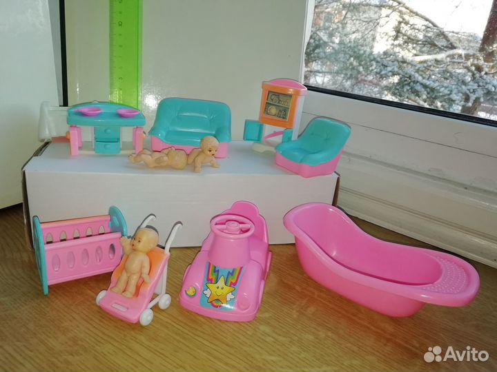 Мебель для кукол Барби: столики, стулья