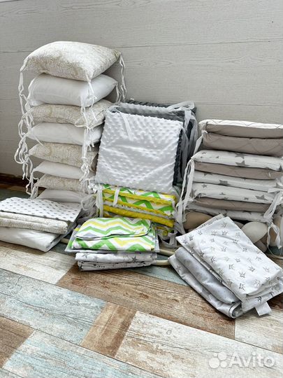 Детская кроватка с маятником