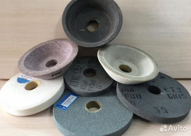 Геометрия 9 класс номер 1111. Шлифованный камень радиусом 30 см совершает. Шлифованный камень радиусом 30 см совершает. Радиус кривизны через скорость. Рабочий стол вращается относительно оси камня шлифовального станка.