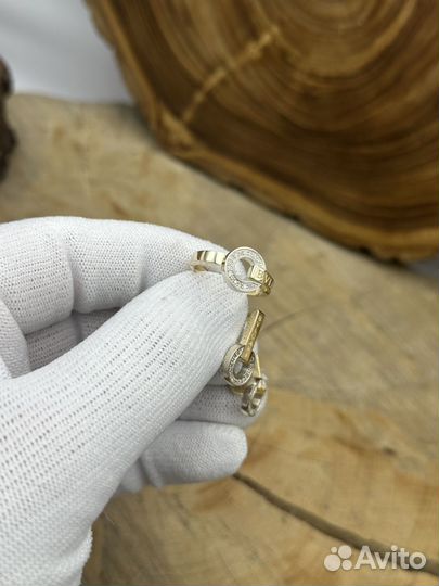 В наличии золотой комплект с бриллиантами