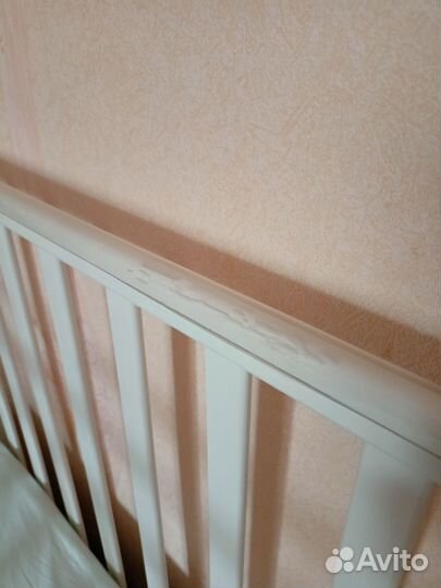 Детская кроватка с маятником