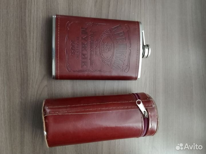 Набор для мужчин. Фляга, 4 стакана, кожаный чехол