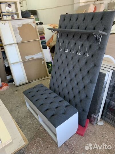 Прихожая в каретной стяжке с пуфом