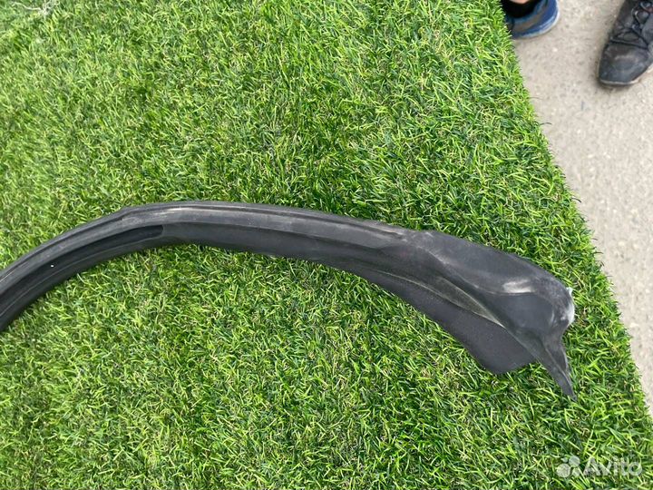 Уплотнитель стекла двери передний правый Ford