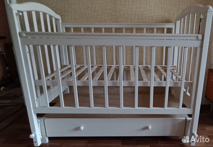 Детская кроватка с продольным маятником