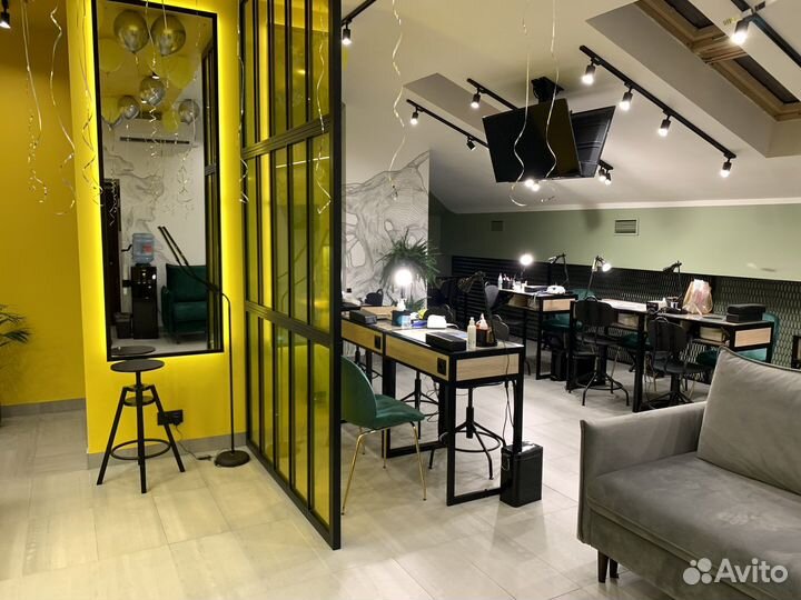 Мастер маникюра, ногтевого сервиса