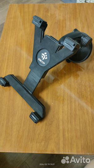 Держатель для планшета на стекло автомобиля