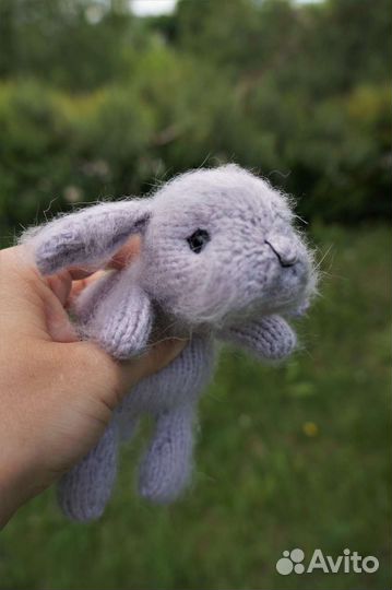 Пушистый серый вязаный кролик