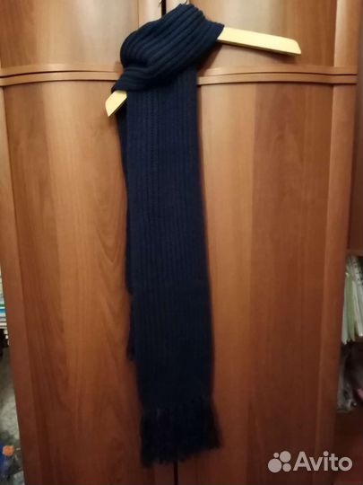 Разноцветный шарф и темно - синий шарф