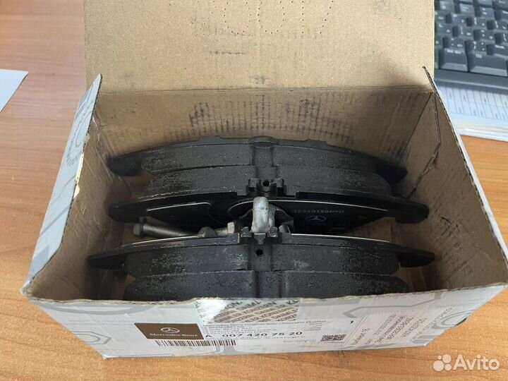 Тормозные колодки на Mercedes W212 A0074207520