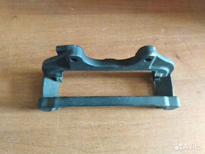 Скоба суппорта передняя левая Chrysler 300C 2011