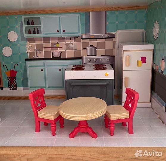 Деревянный кукольный домик с лифтом и бассейном