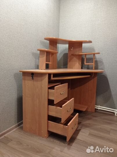 Компьютерный стол угловой с полками