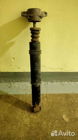 Задний амортизатор на Пежо 308