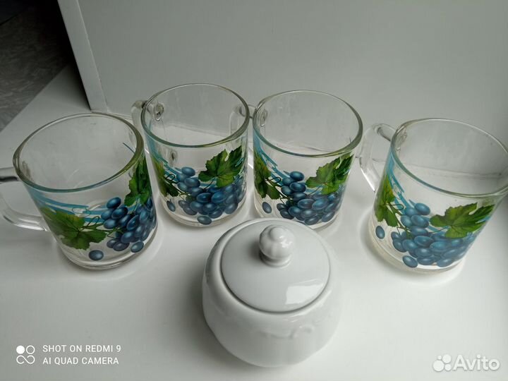 Стеклянные бокалы и стаканы, горшочек для мёда