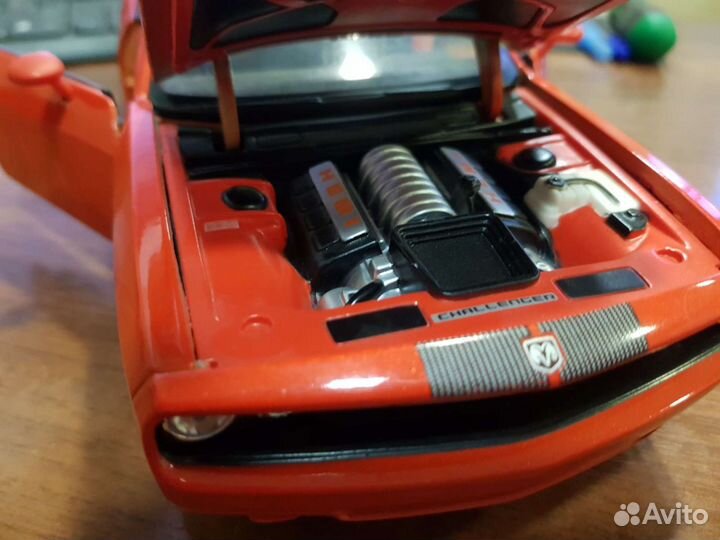 Модель 1/18 Dodge challenger
