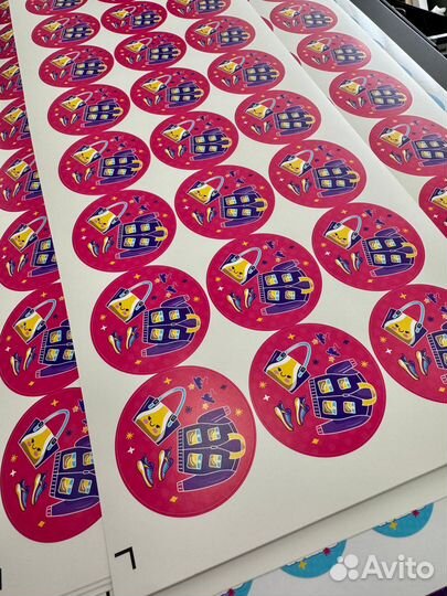 Печать наклеек, этикеток, стикеров, стикерпаков на