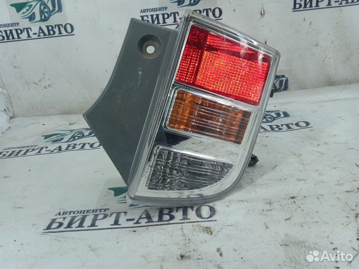 Фонарь задний в бампер правый Toyota Isis I рестайлинг (2009—2018)