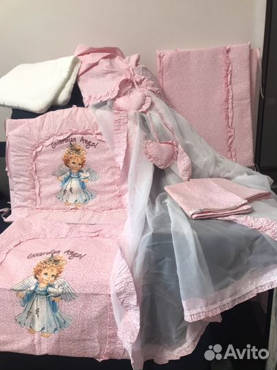 Комплект бортиков с потельным бельем в кроватку