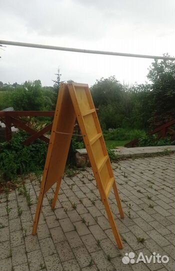 Выставочный стенд сувенирной продукции, картин