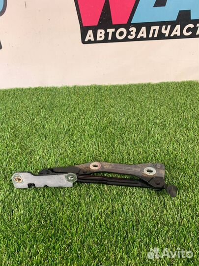 Петля крышки багажника левая Ford Mustang