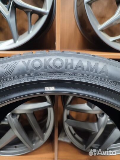 Yokohama BluEarth Winter V906 275/40 R22 и 315/35 R22 107V