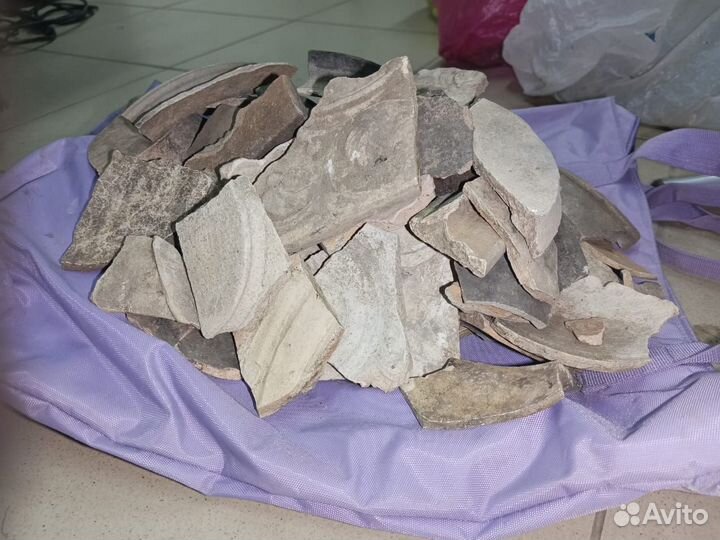 Черепки от старинной глиняной посуды