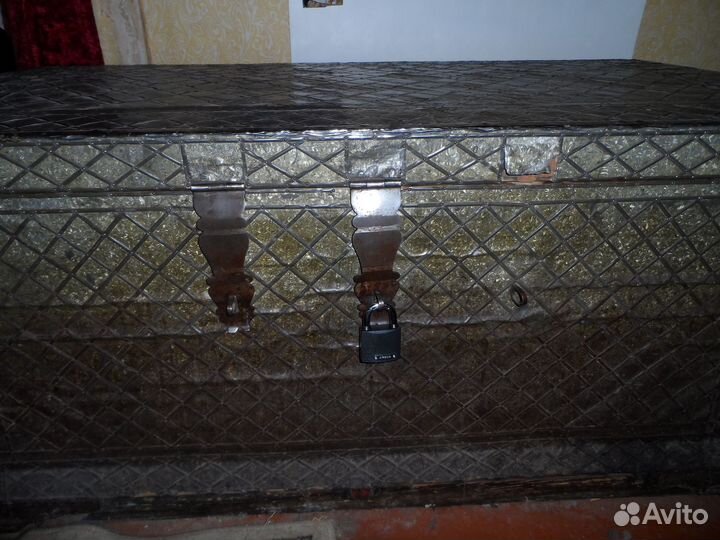 Винтажный сундук старинный