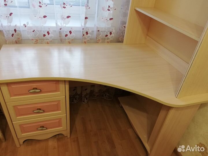Угловой письменный стол с полками