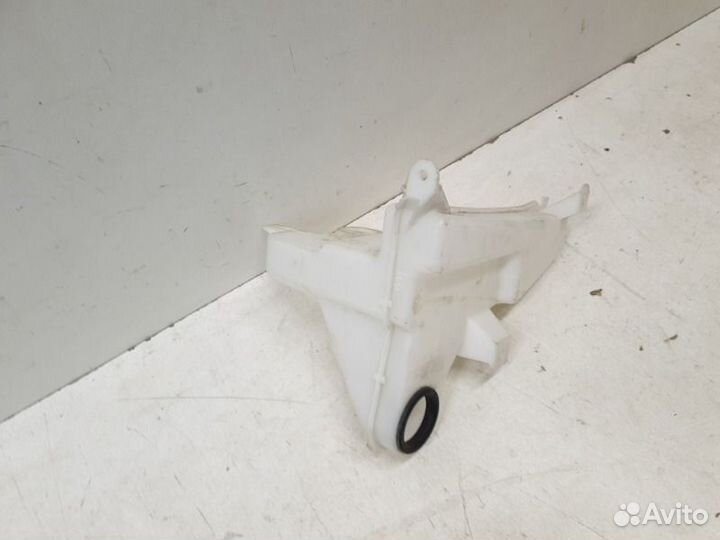 Бачок омывателя Toyota Hilux 7 2011-2016