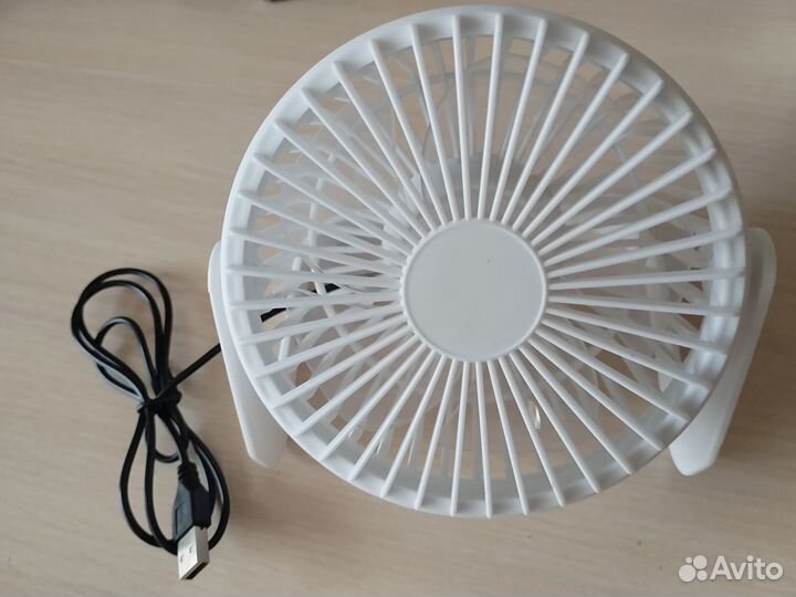 Вентилятор настольный в машине