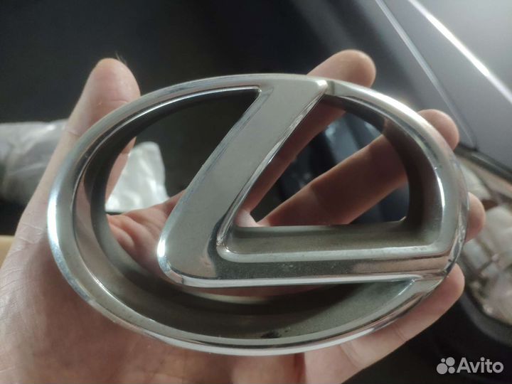 Эмблема решетки радиатора lexus