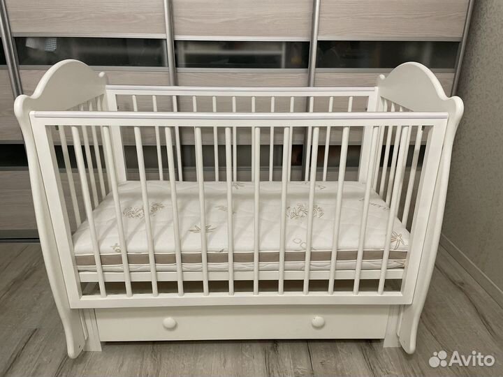 Детская кроватка с маятником и ящиком+матрас