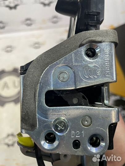 Замок передней двери левый Toyota Land Cruiser