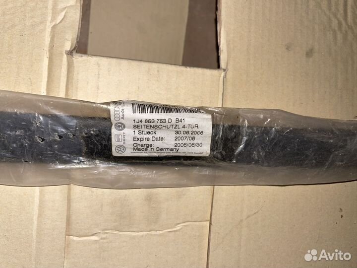 Молдинг задней левой двери VW Golf 4