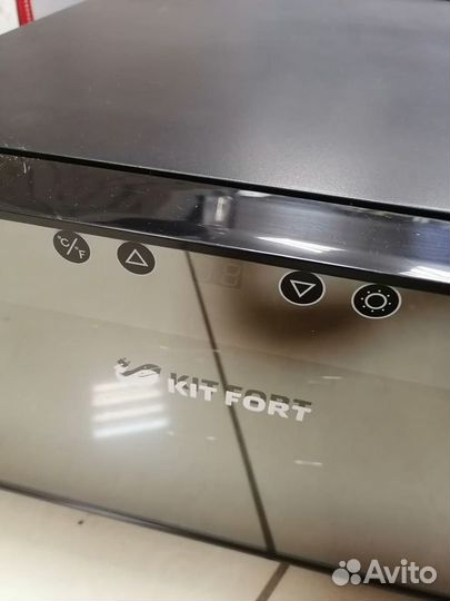 Винный шкаф (холодильник) Kitfort KT-2403