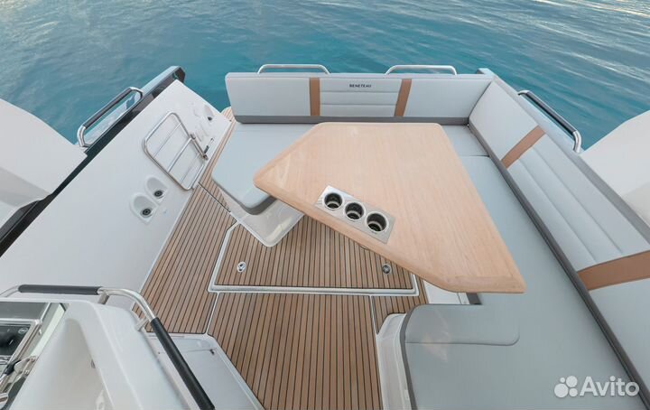 Моторная яхта Beneteau Gran Turismo 32