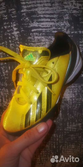 Футбольные бутсы adidas