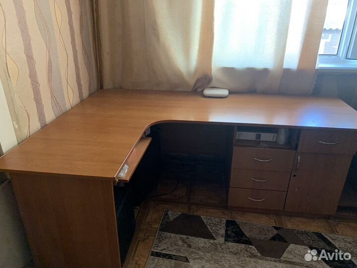 Компьютерный стол большой