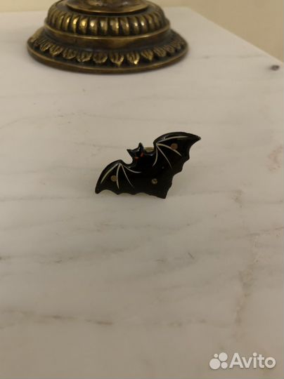 Значок пин летучая мышь светящийся